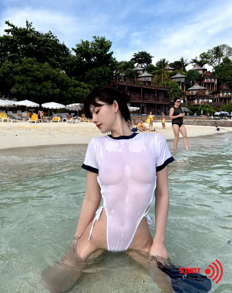 Hình gái Trung Quốc mặc bikini xuyên thấu đốt mắt người xem