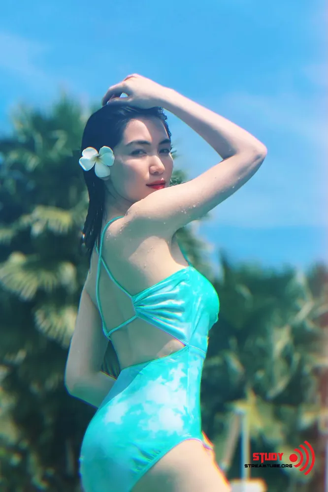 Hòa Minzy bikini 7