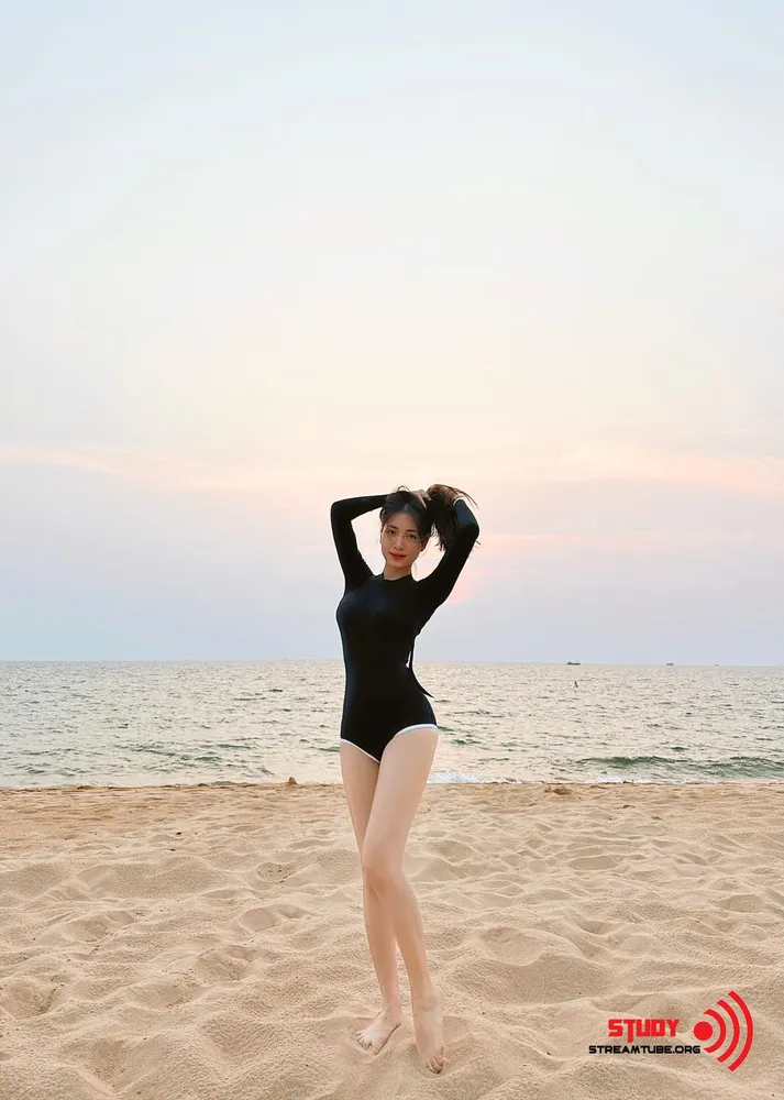 Hòa Minzy bikini 2