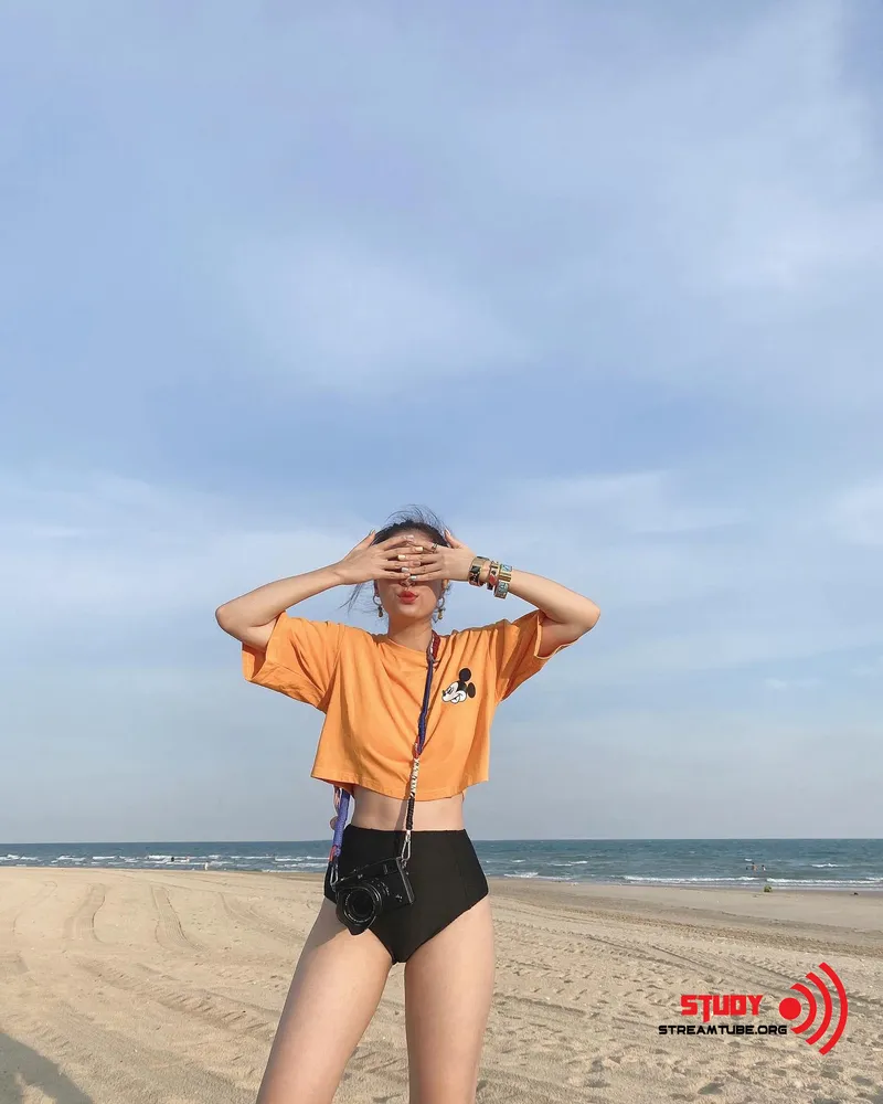 Hoàng Thùy Linh bikini 13