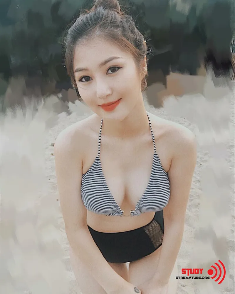 Hương Tràm bikini