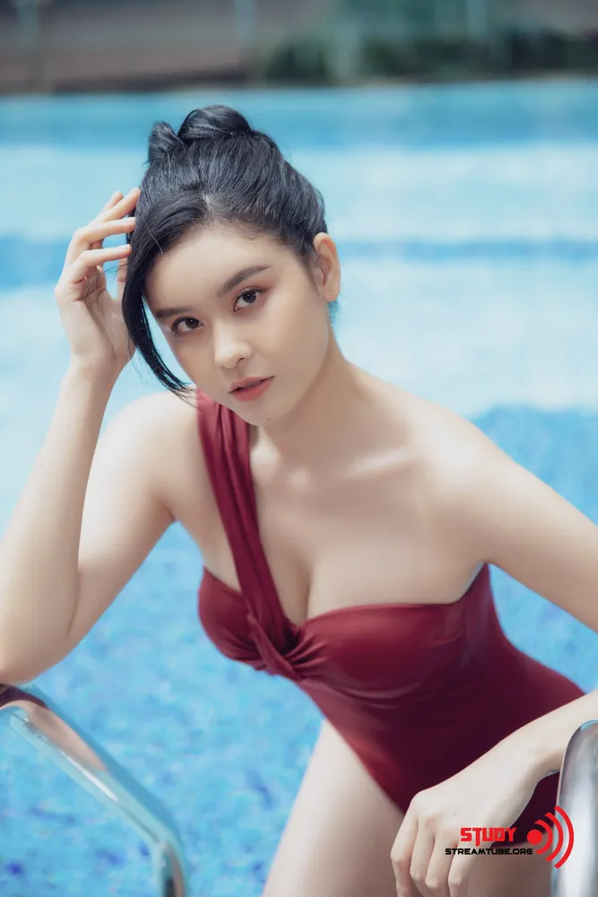 Trương Quỳnh Anh bikini 2